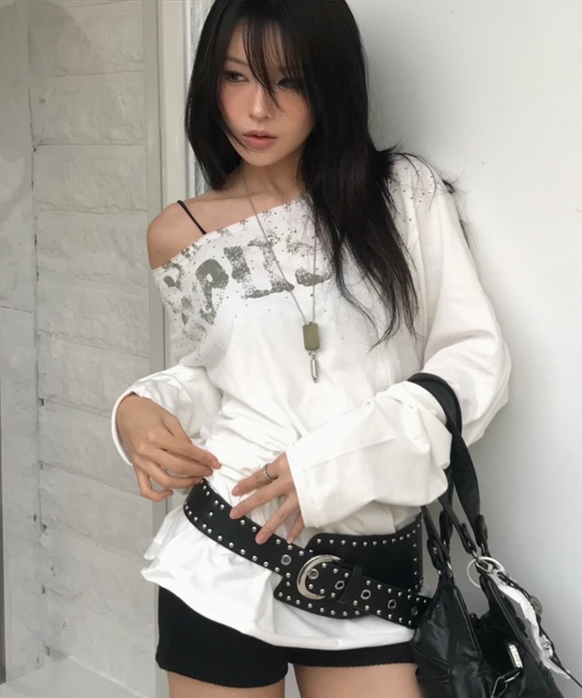 더바이닐하우스(THEVINYLHOUSE) LOOSE FIT UNBALANCE LS TEE(W) WHITE