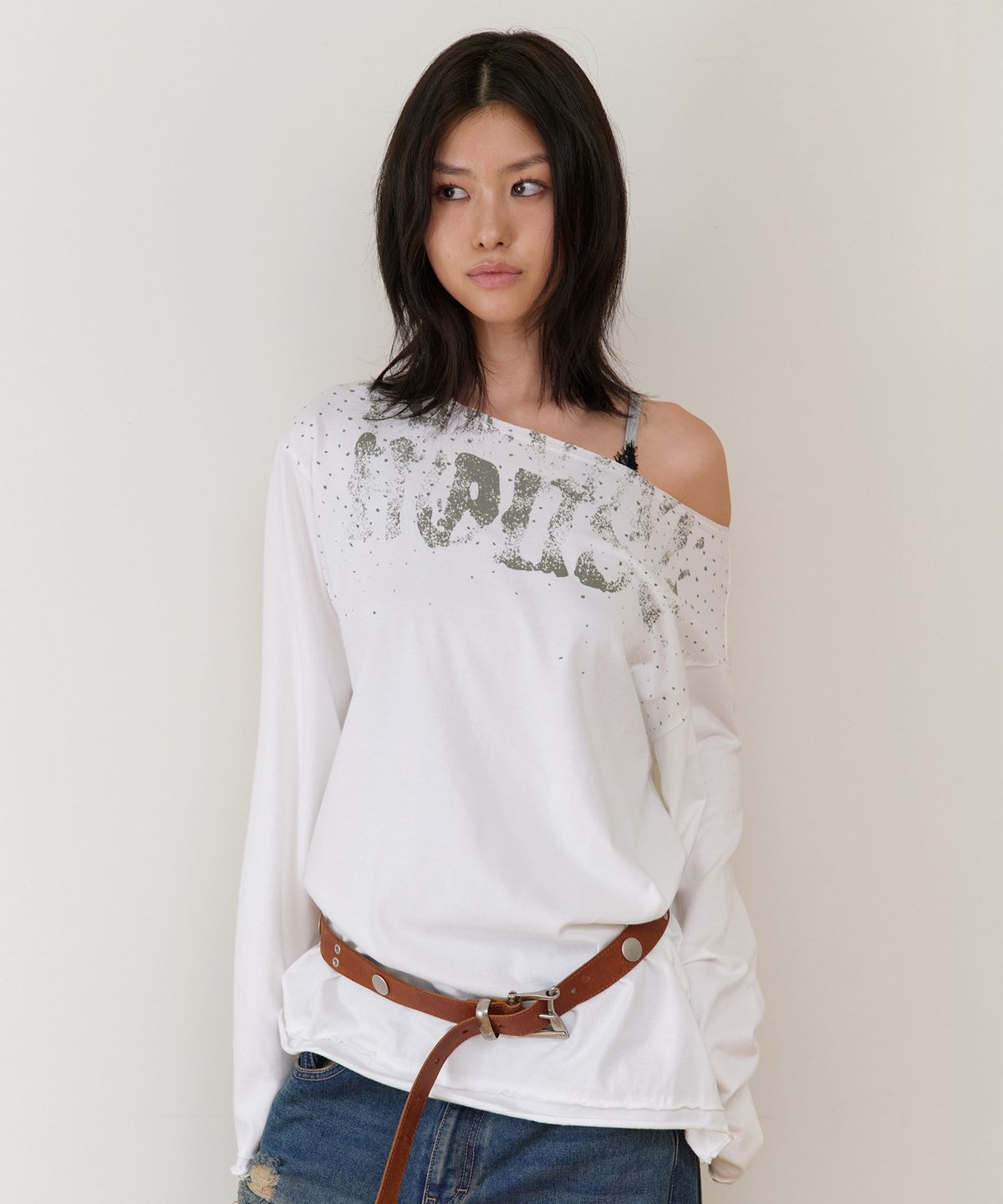 더바이닐하우스(THEVINYLHOUSE) LOOSE FIT UNBALANCE LS TEE(W) WHITE