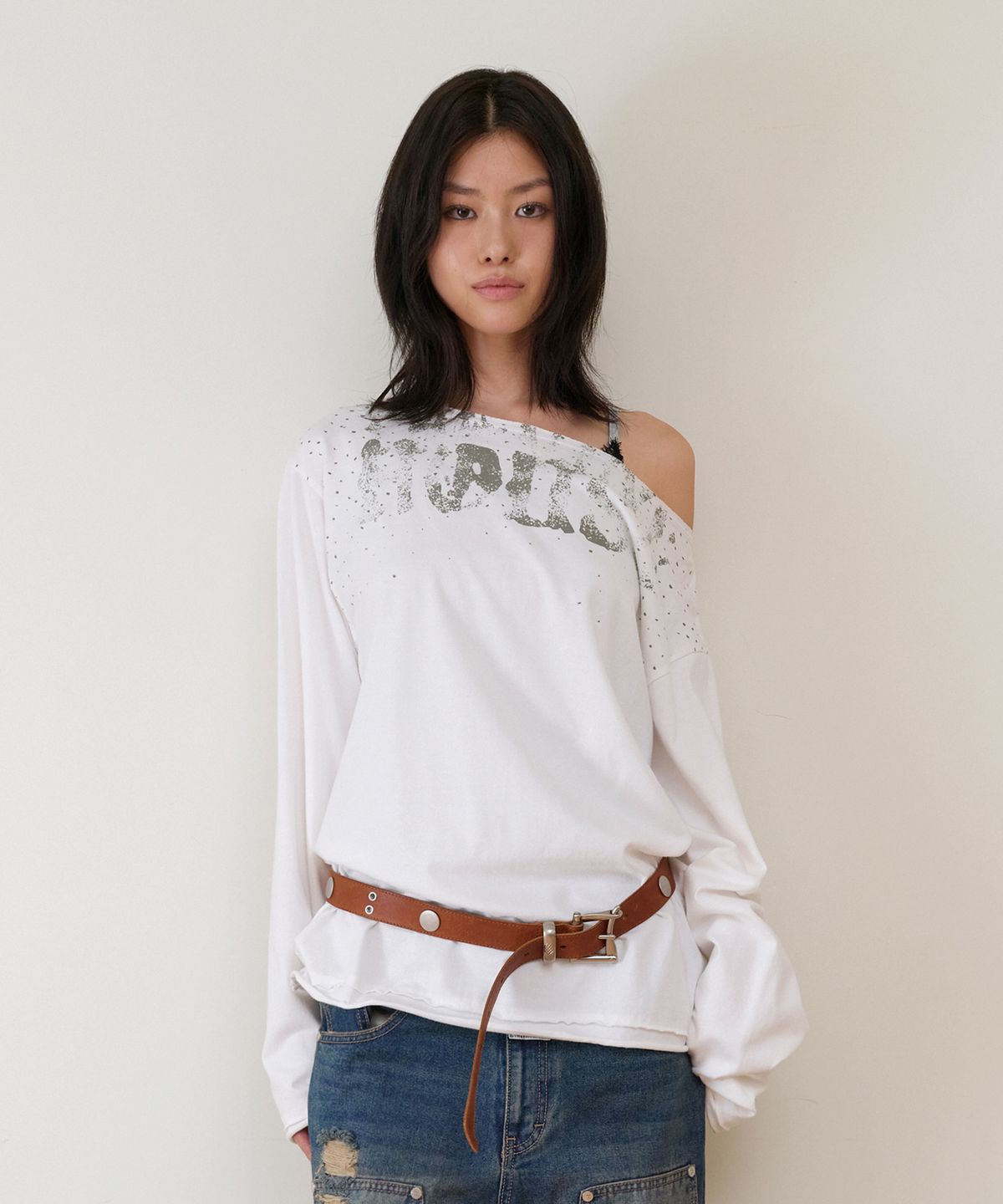 더바이닐하우스(THEVINYLHOUSE) LOOSE FIT UNBALANCE LS TEE(W) WHITE
