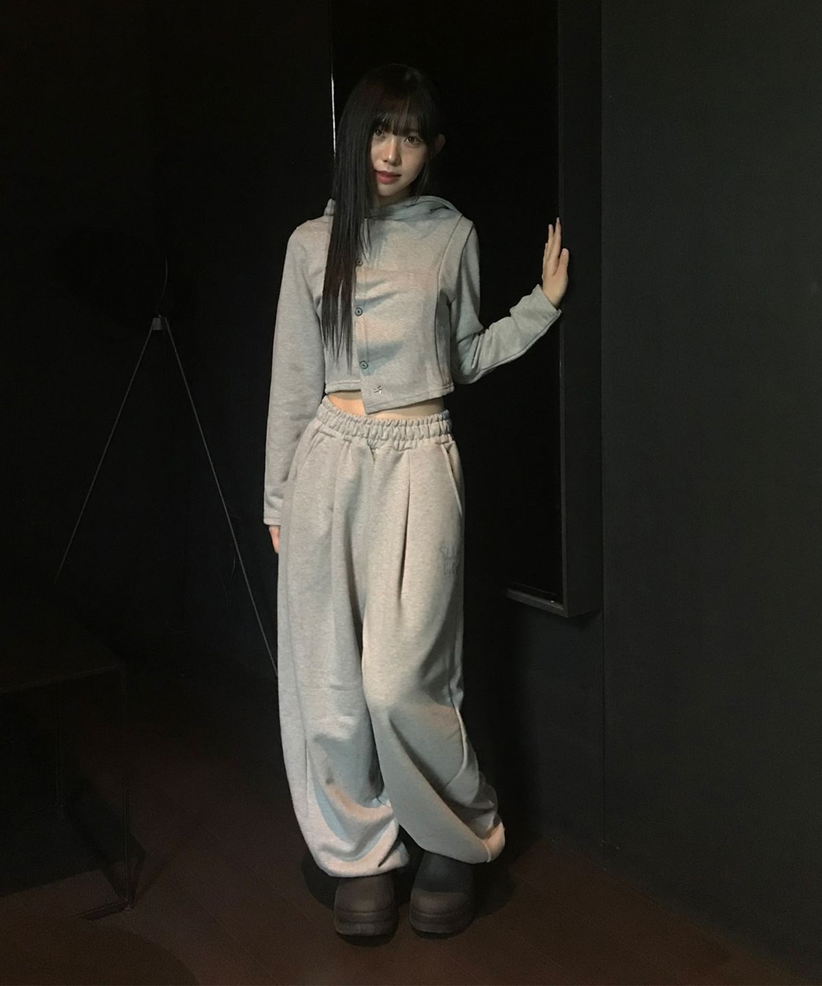 슬릭글로우(SLEEKGLOW) 로고 핀턱 와이드 커브드 스웨트 팬츠[그레이]