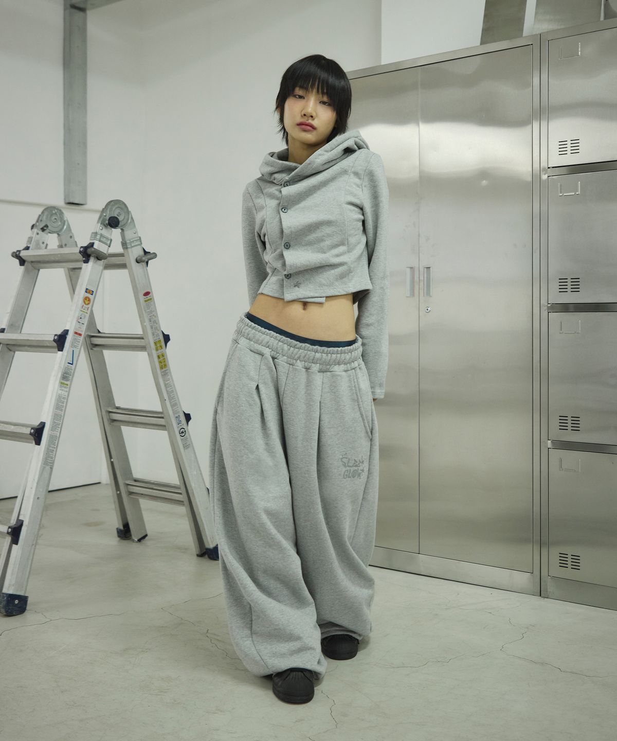 슬릭글로우(SLEEKGLOW) 로고 핀턱 와이드 커브드 스웨트 팬츠[그레이]