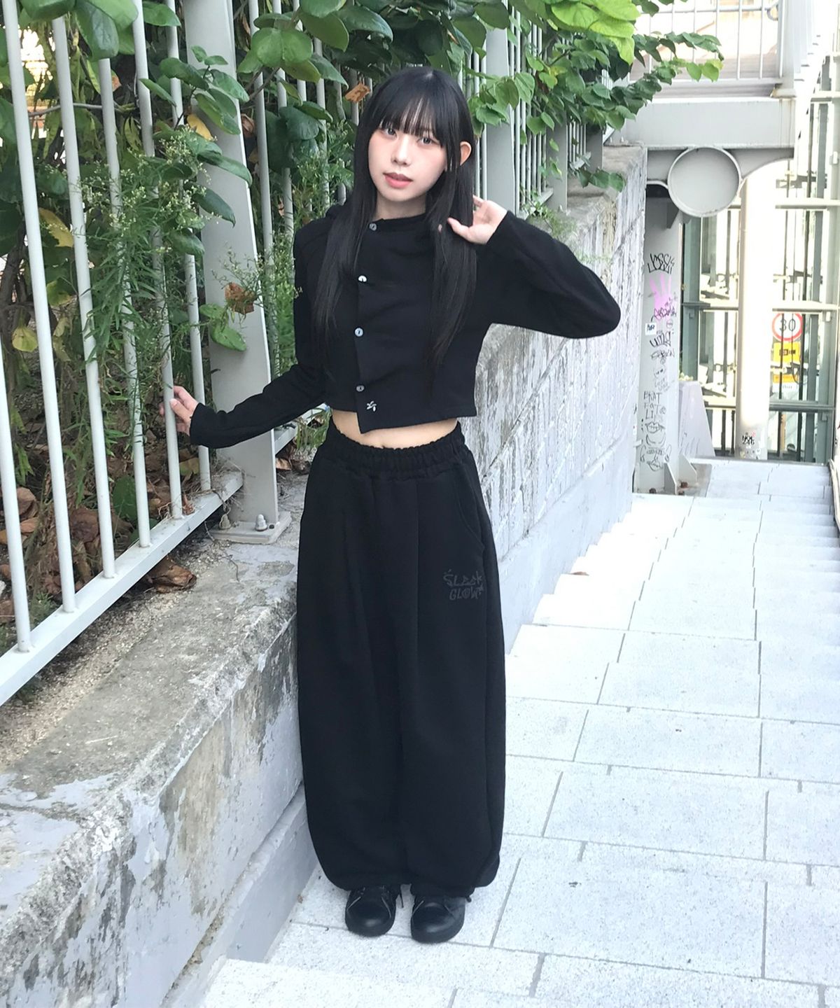 슬릭글로우(SLEEKGLOW) 로고 핀턱 와이드 커브드 스웨트 팬츠[블랙]