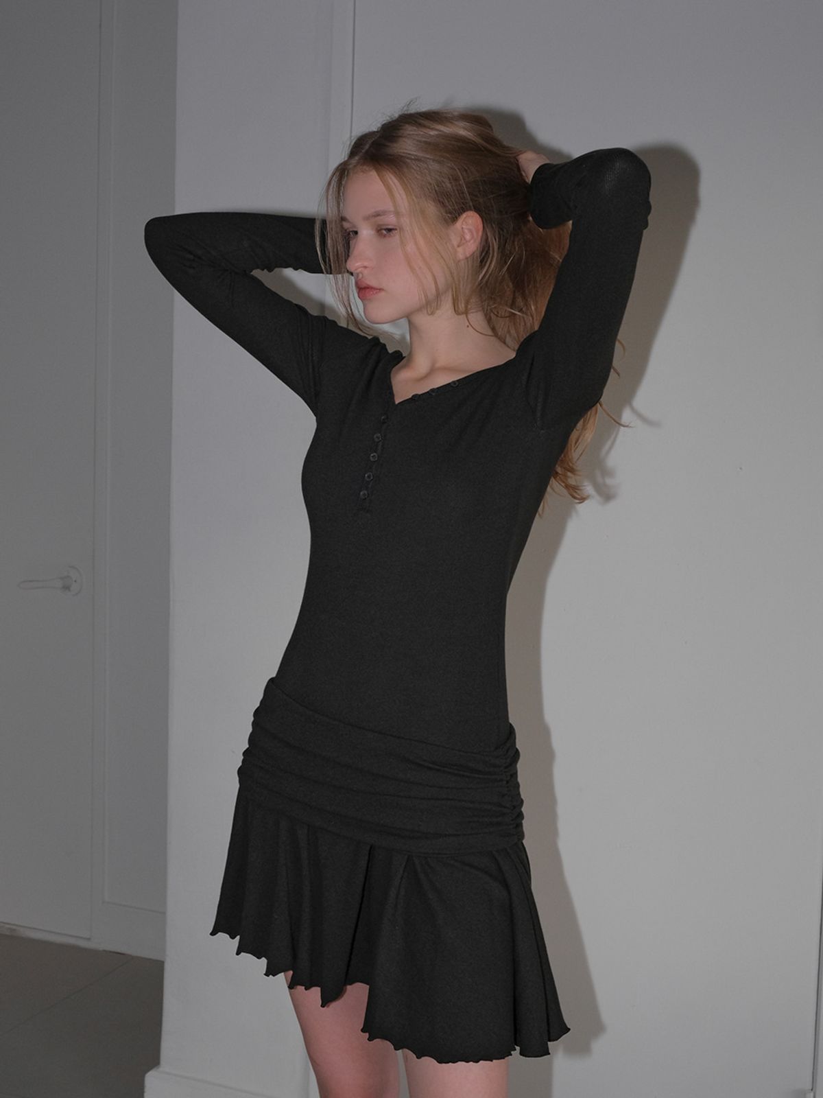 에트몽(ETMON) Ribbed Button Shirring Dress, Black