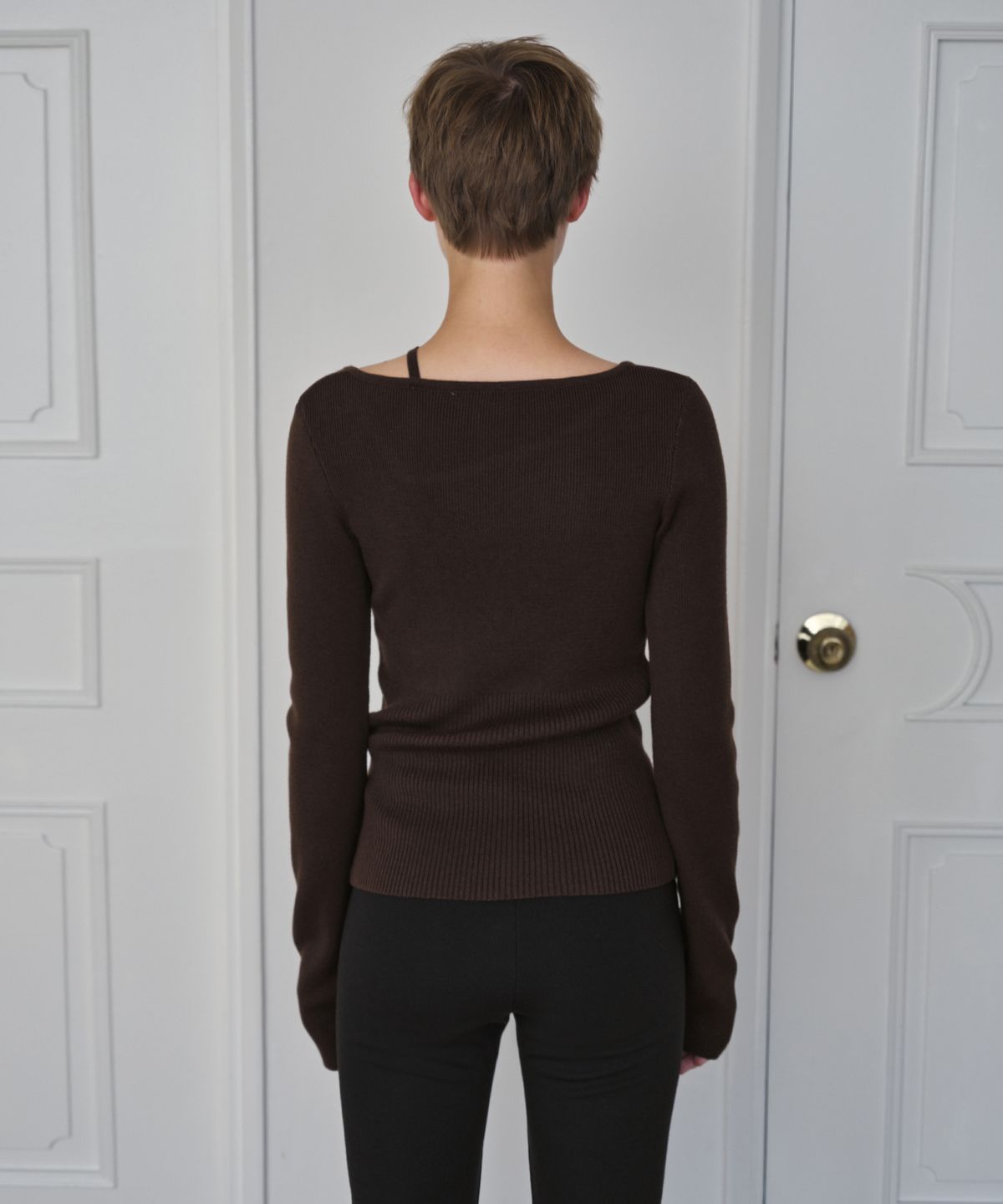 시메트릭 퍼센트(SYMMETRICPERCENT) Unbalanced Neckline Knit Top / Brown