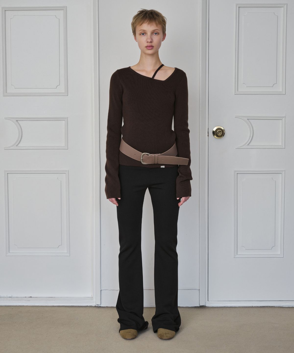 시메트릭 퍼센트(SYMMETRICPERCENT) Unbalanced Neckline Knit Top / Brown