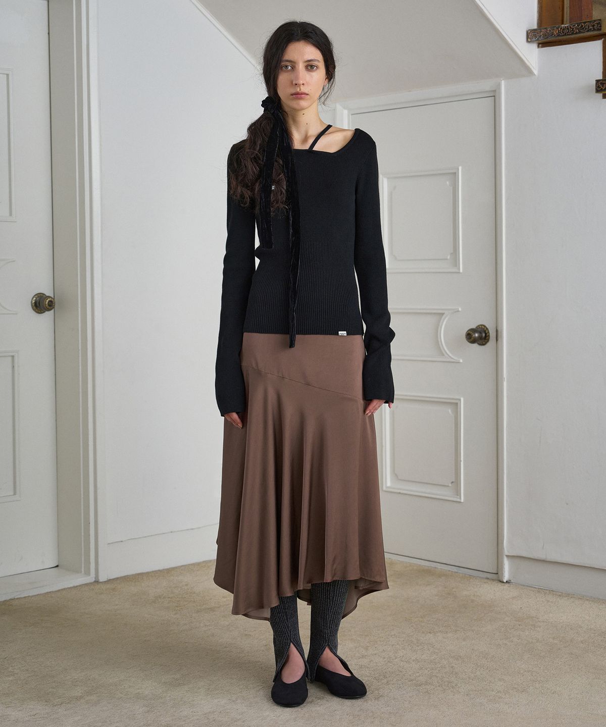 시메트릭 퍼센트(SYMMETRICPERCENT) Unbalanced Neckline Knit Top / Black