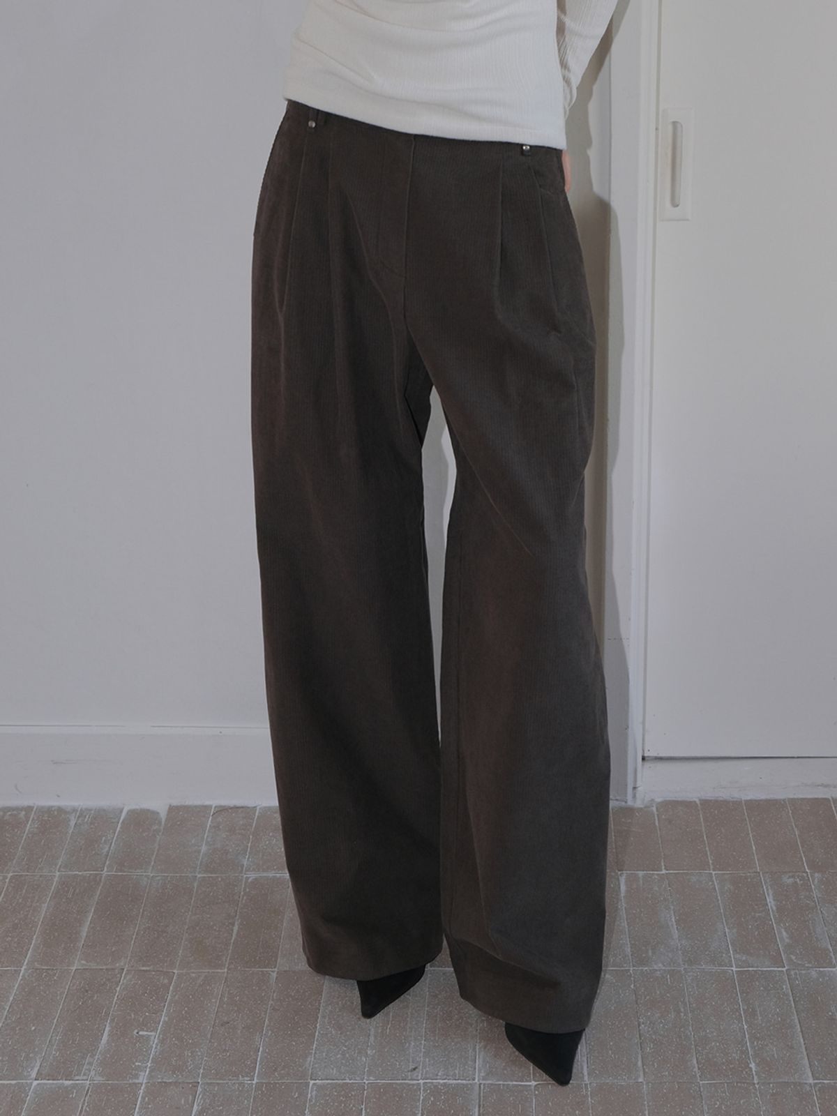 에트몽(ETMON) Double Belt Pintuck Pants, Charcoal