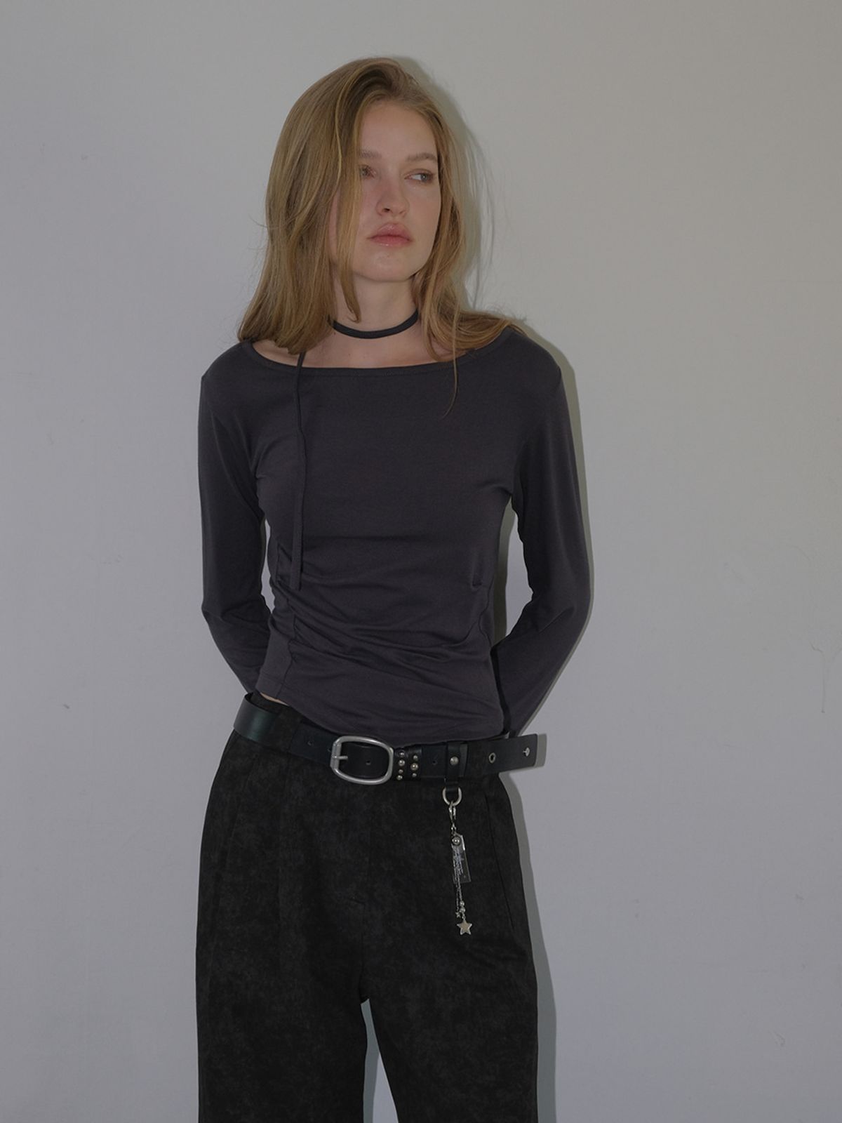 에트몽(ETMON) Boat-Neck Strap T-Shirt, Charcoal