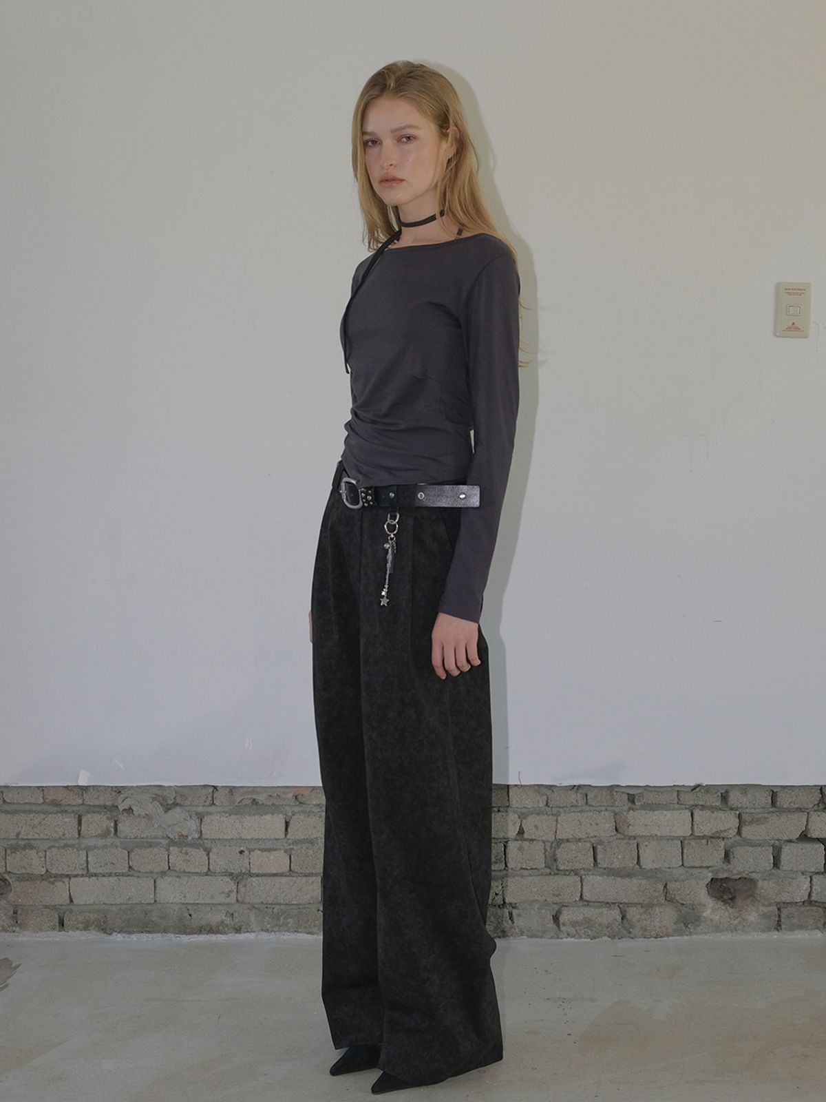 에트몽(ETMON) Boat-Neck Strap T-Shirt, Charcoal