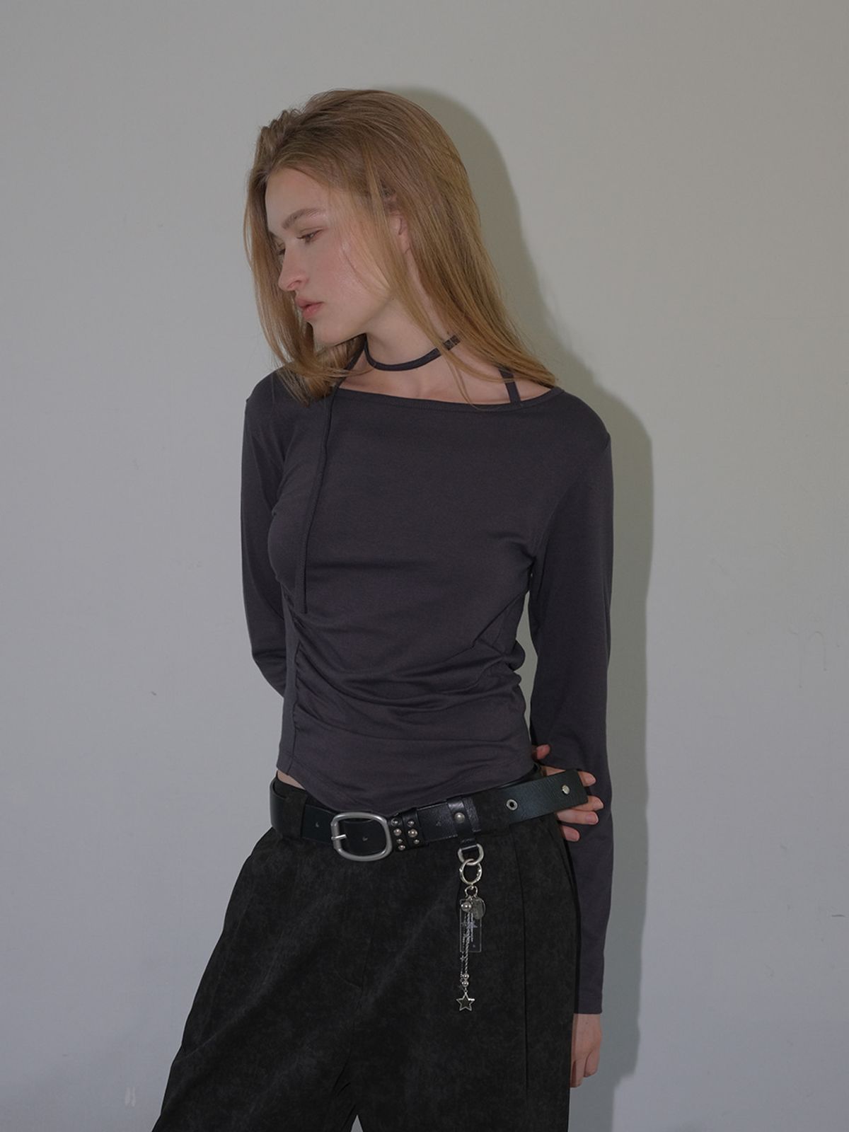 에트몽(ETMON) Boat-Neck Strap T-Shirt, Charcoal