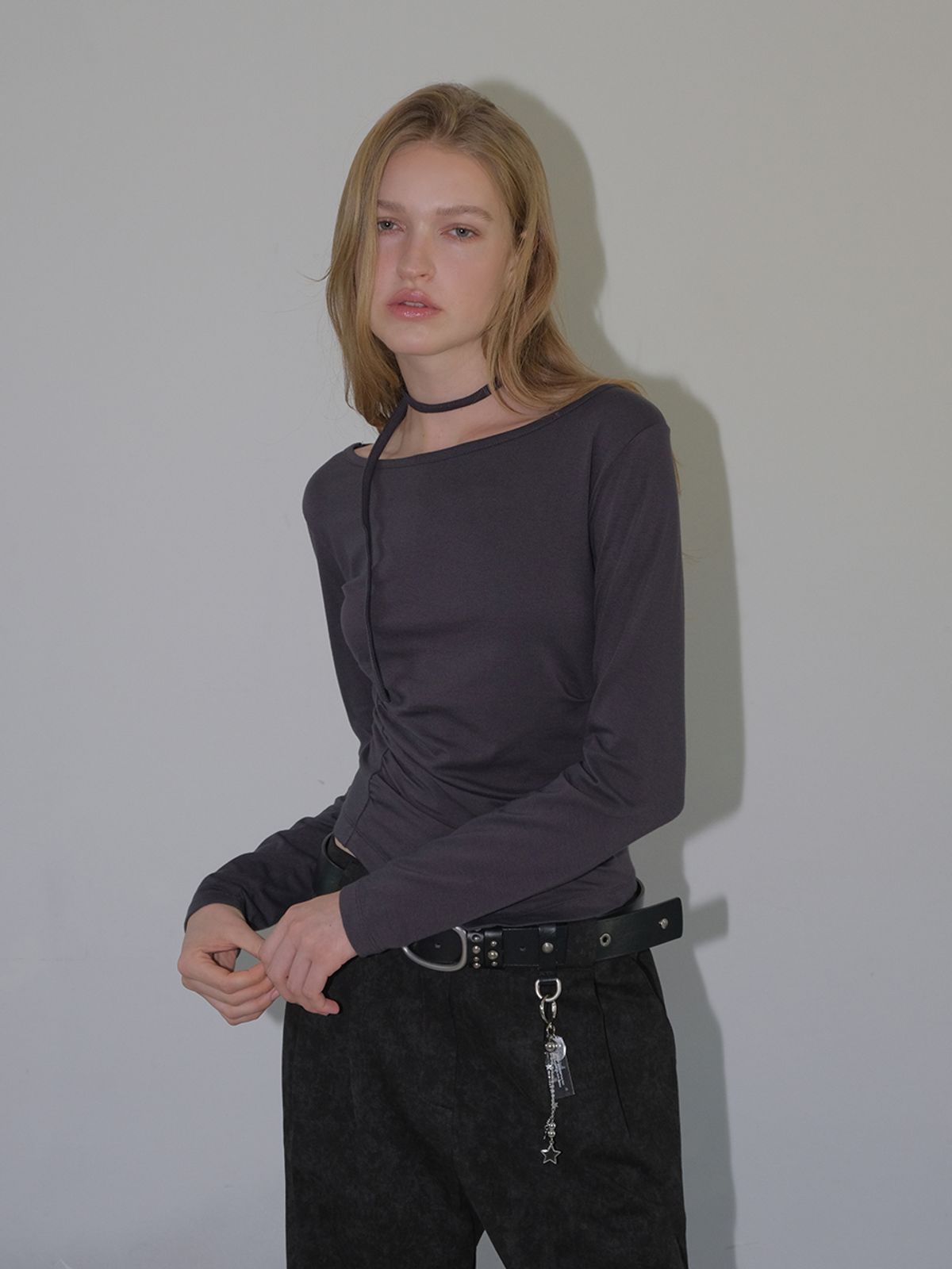 에트몽(ETMON) Boat-Neck Strap T-Shirt, Charcoal