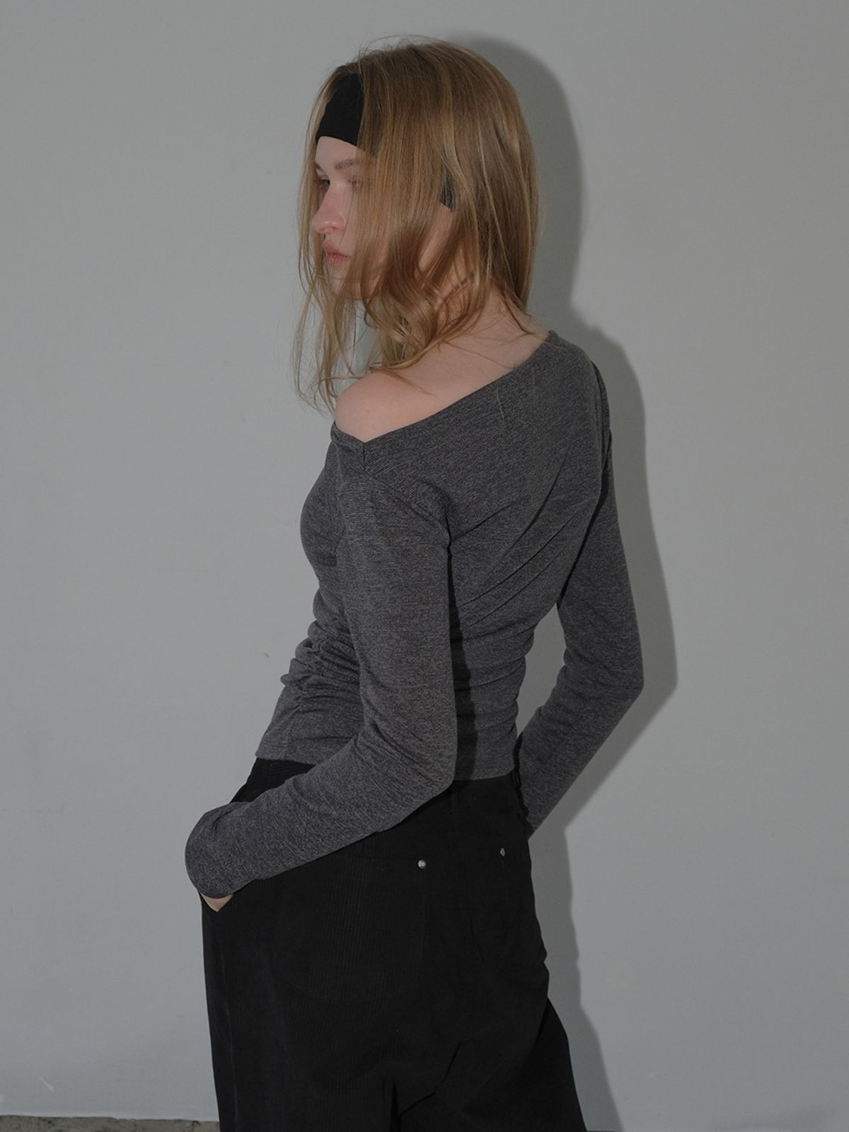 에트몽(ETMON) Oblique Neck Shirring T-Shirt, Charcoal