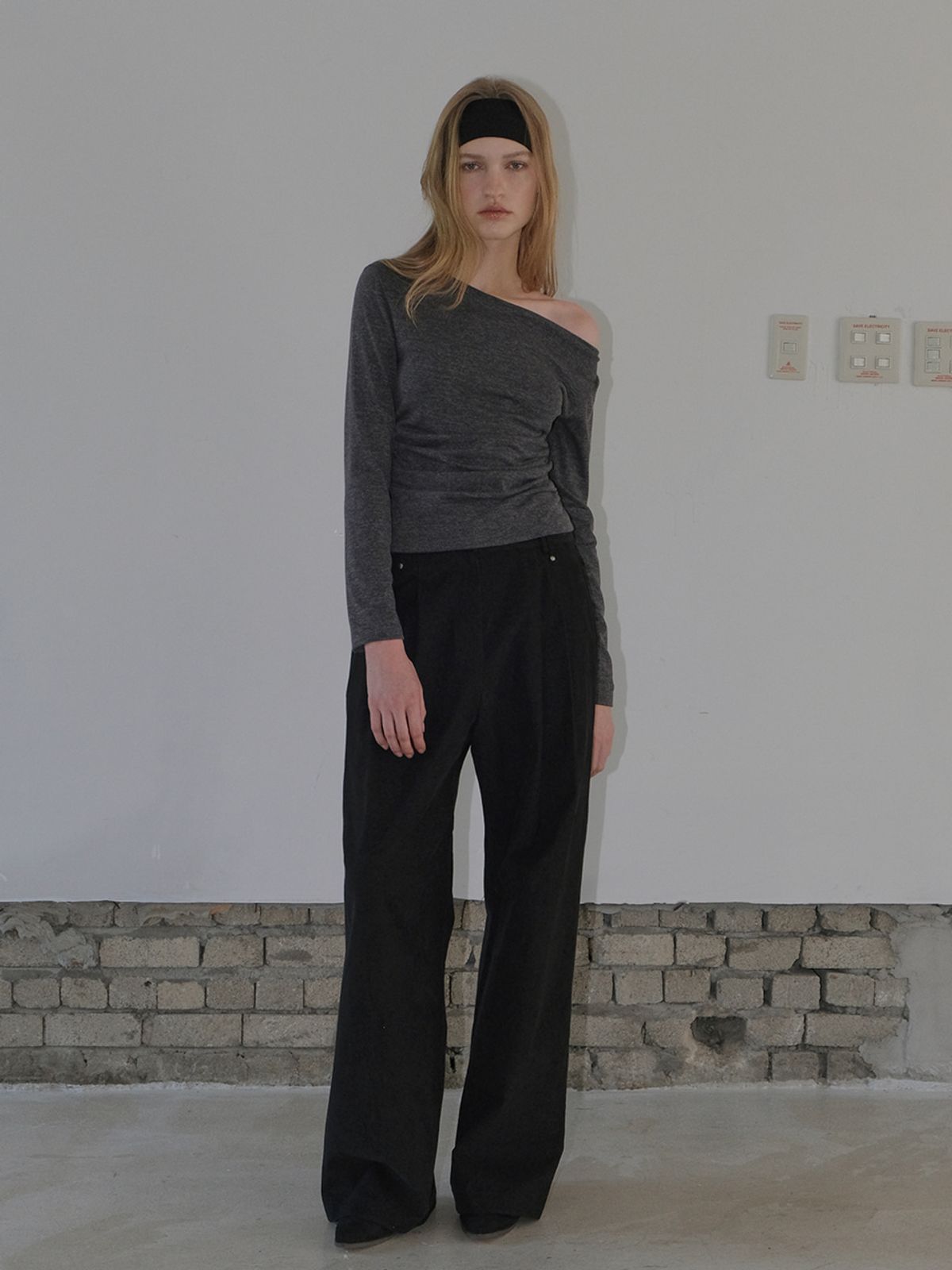 에트몽(ETMON) Oblique Neck Shirring T-Shirt, Charcoal