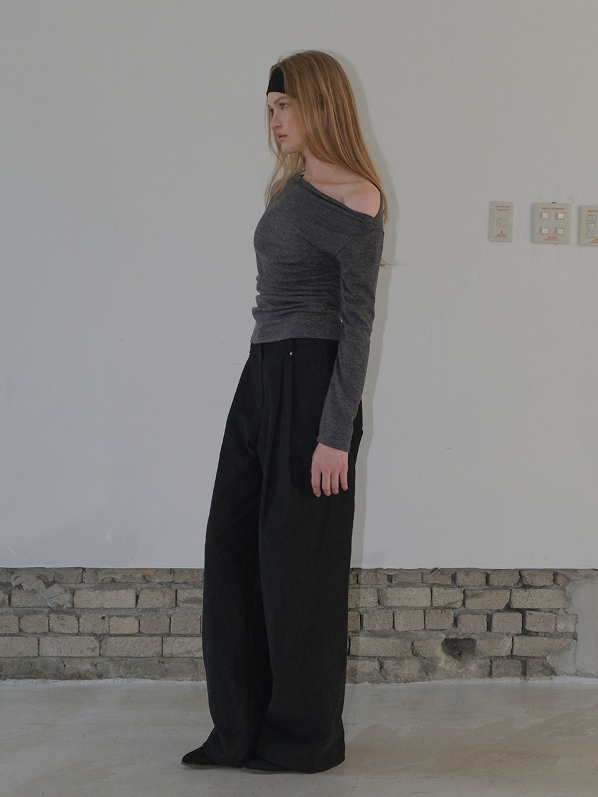 에트몽(ETMON) Oblique Neck Shirring T-Shirt, Charcoal