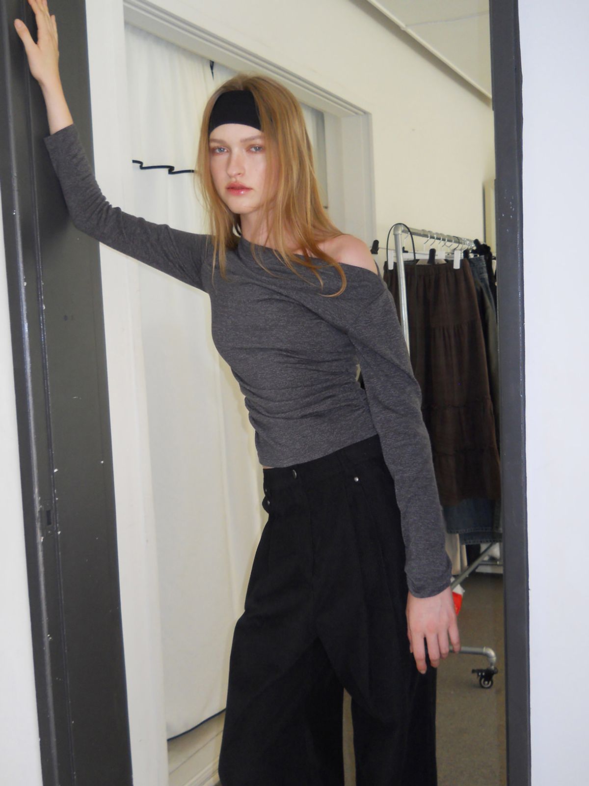 에트몽(ETMON) Oblique Neck Shirring T-Shirt, Charcoal