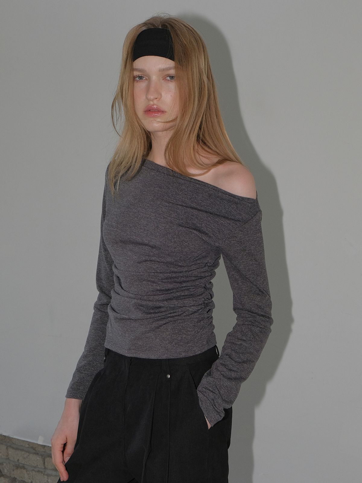 에트몽(ETMON) Oblique Neck Shirring T-Shirt, Charcoal