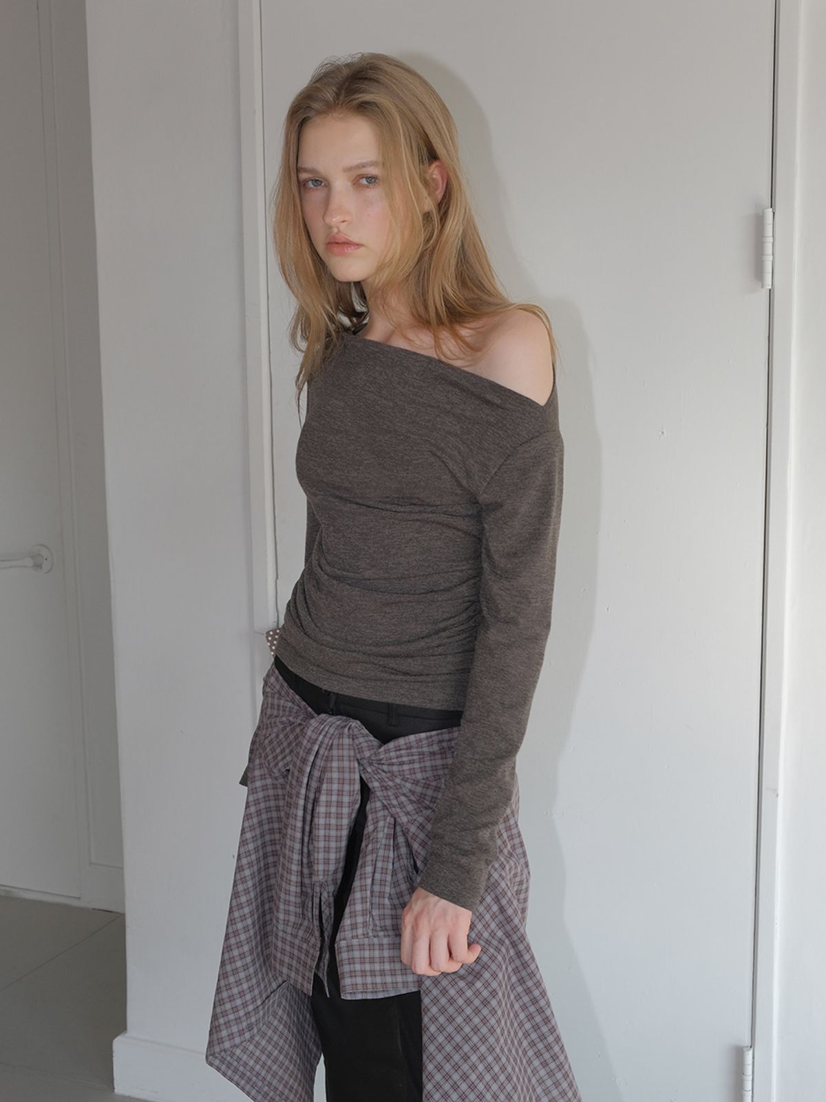 에트몽(ETMON) Oblique Neck Shirring T-Shirt, Brown