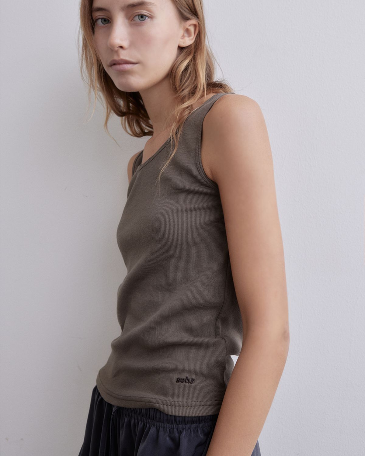 세르(SEHR) Sehr& Sleeveless (Brown)