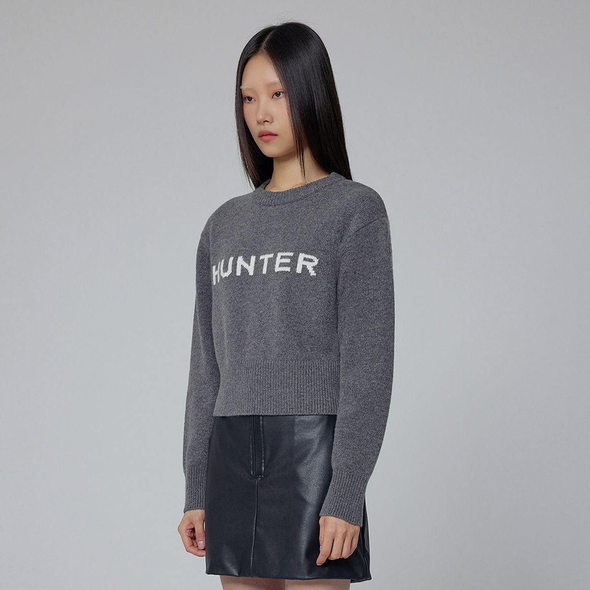 헌터(HUNTER) [WOMEN] 로고 크롭 캐시미어 혼방 스웨터 - 차콜 HDW0001AKZCHC