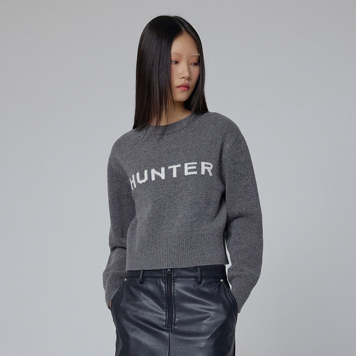 헌터(HUNTER) [WOMEN] 로고 크롭 캐시미어 혼방 스웨터 - 차콜 HDW0001AKZCHC