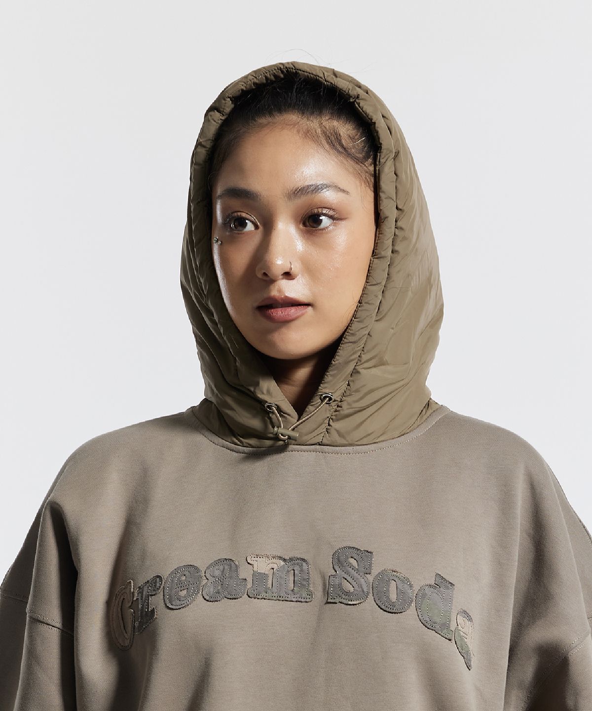 크림소다랩(CREAM SODA LAB) 후드 패딩 카모 레터링 셔츠 모카