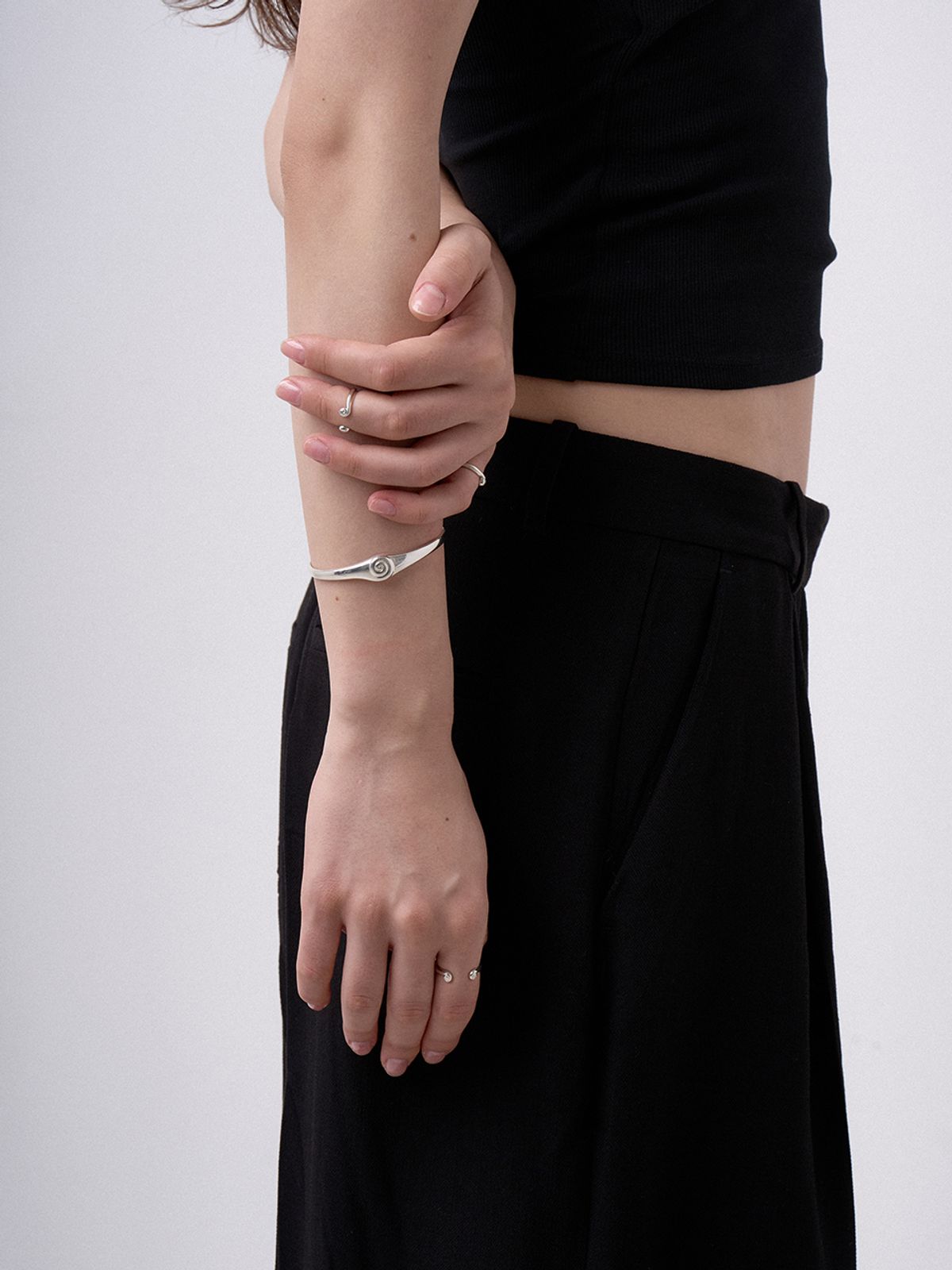 티에르노(TIERNO) B.006/SHELL BANGLE BRACELET