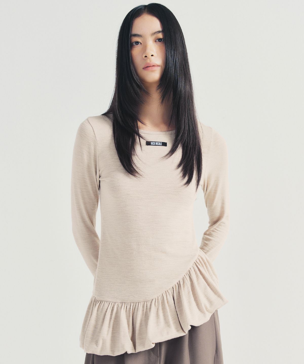 닉앤니콜(NICK&NICOLE) RUFFLE LABEL LONG SLEEVE TOP_BEIGE