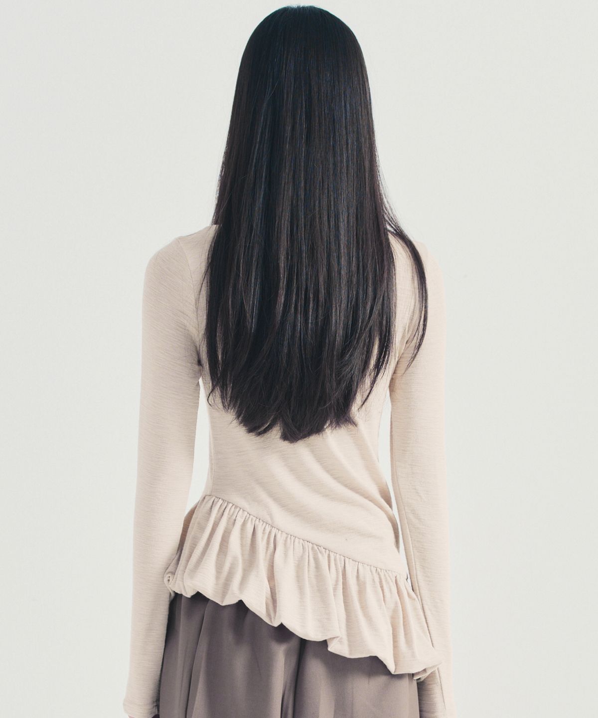 닉앤니콜(NICK&NICOLE) RUFFLE LABEL LONG SLEEVE TOP_BEIGE