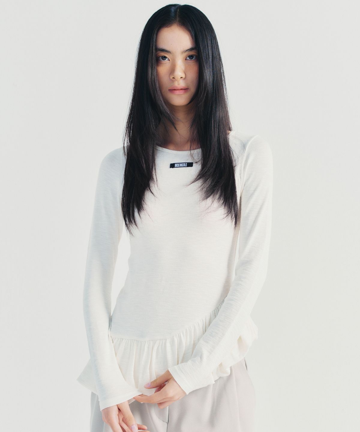 닉앤니콜(NICK&NICOLE) RUFFLE LABEL LONG SLEEVE TOP_IVORY