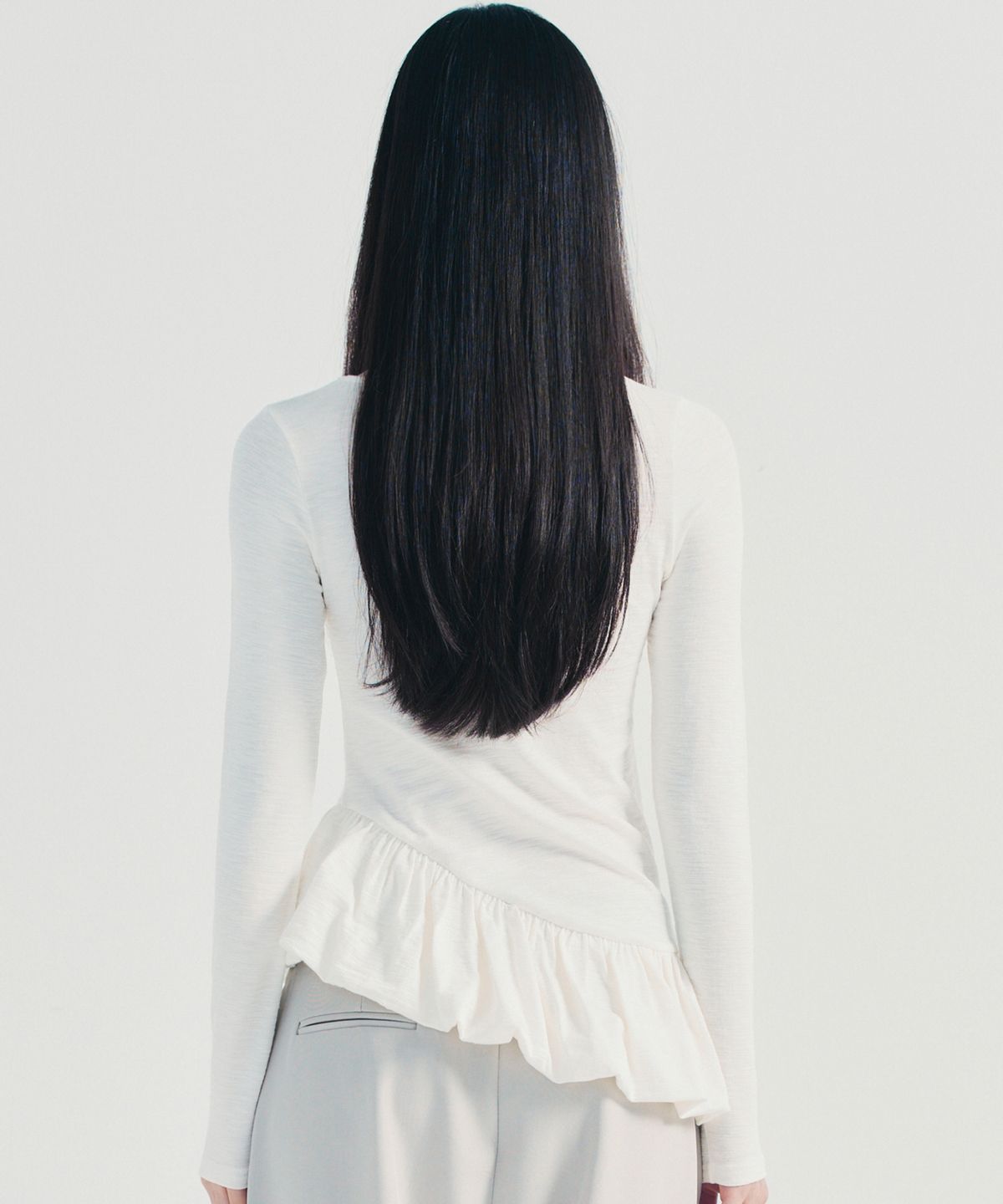 닉앤니콜(NICK&NICOLE) RUFFLE LABEL LONG SLEEVE TOP_IVORY