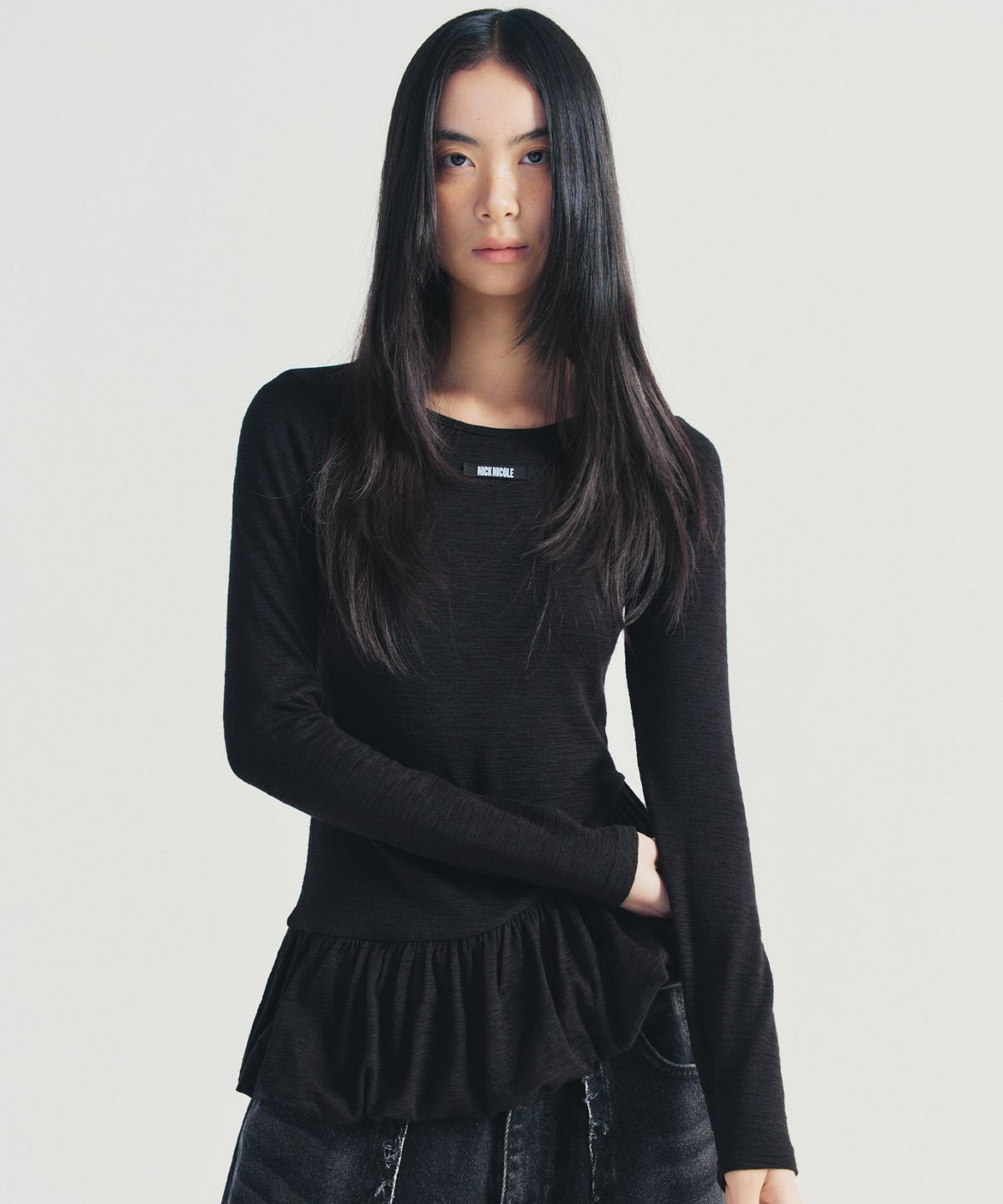 닉앤니콜(NICK&NICOLE) RUFFLE LABEL LONG SLEEVE TOP_BLACK