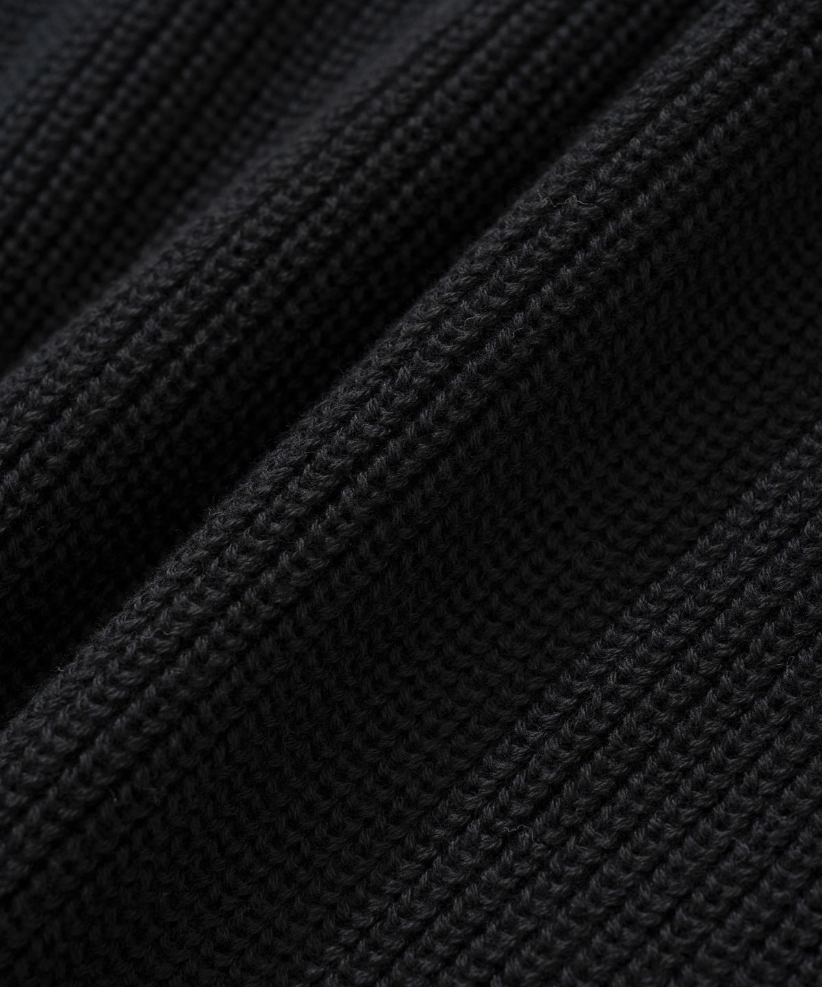 니티드(KNITTED) 코튼 와플 라운드 니트 BLACK