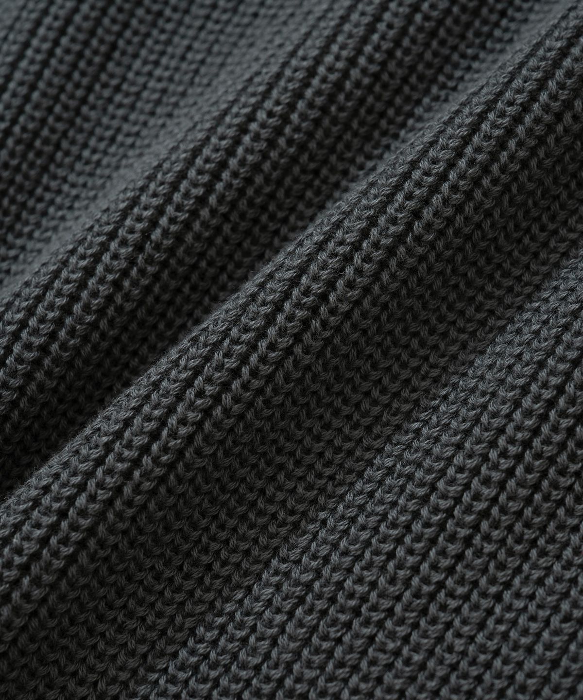 니티드(KNITTED) 코튼 와플 라운드 니트 CHARCOAL