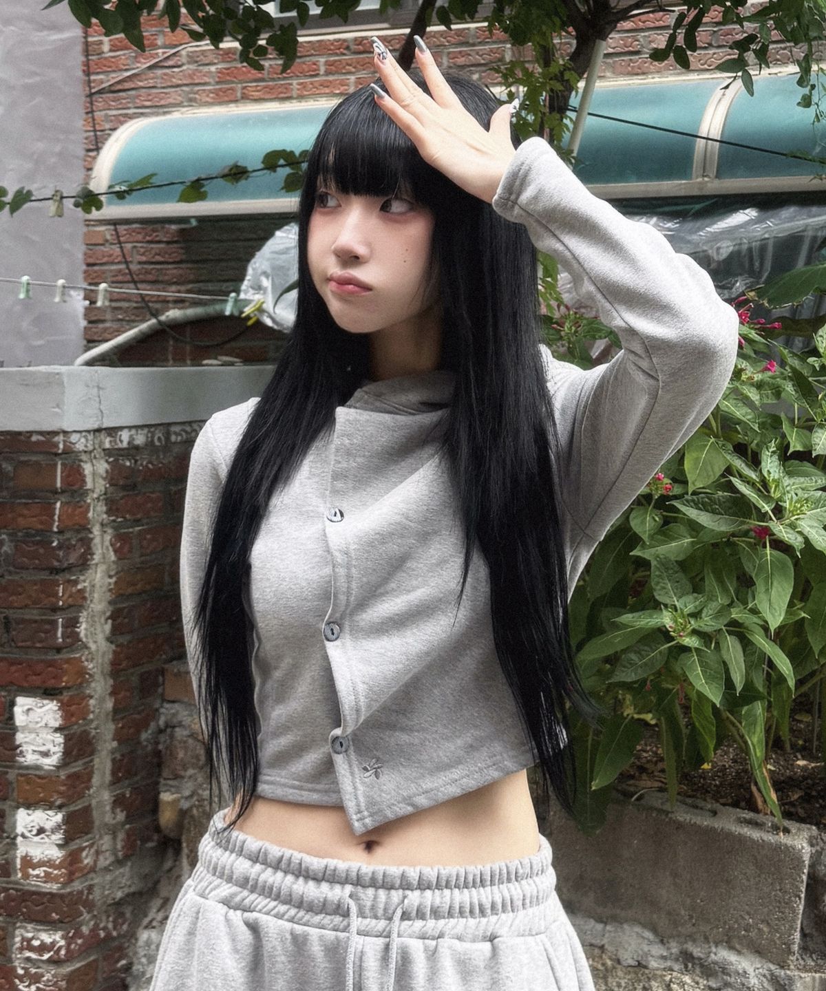 슬릭글로우(SLEEKGLOW) 스몰 로고 사이드 버튼 셔링 후드 탑[그레이]