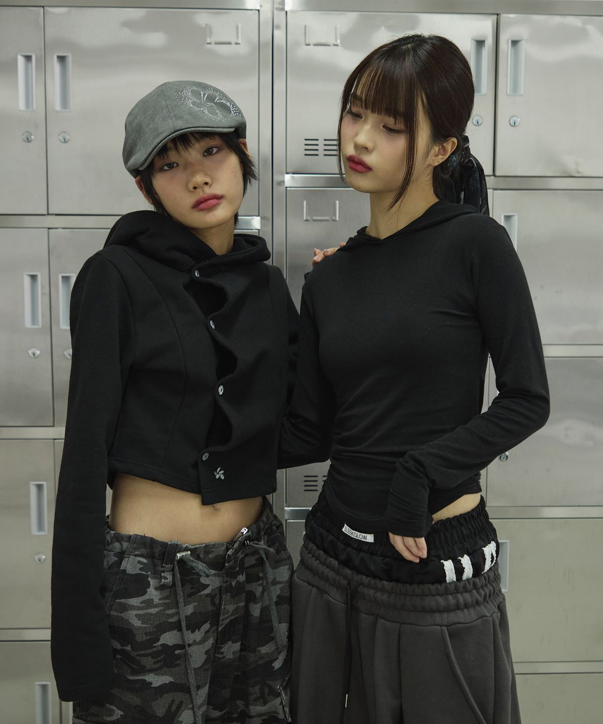 슬릭글로우(SLEEKGLOW) 스몰 로고 사이드 버튼 셔링 후드 탑[블랙]