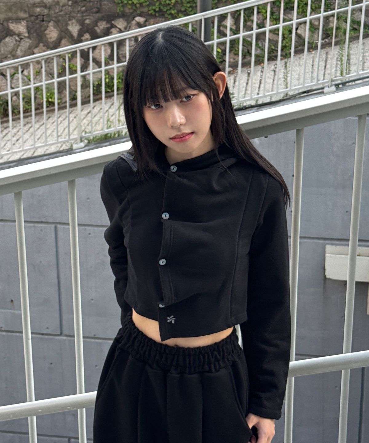 슬릭글로우(SLEEKGLOW) 스몰 로고 사이드 버튼 셔링 후드 탑[블랙]
