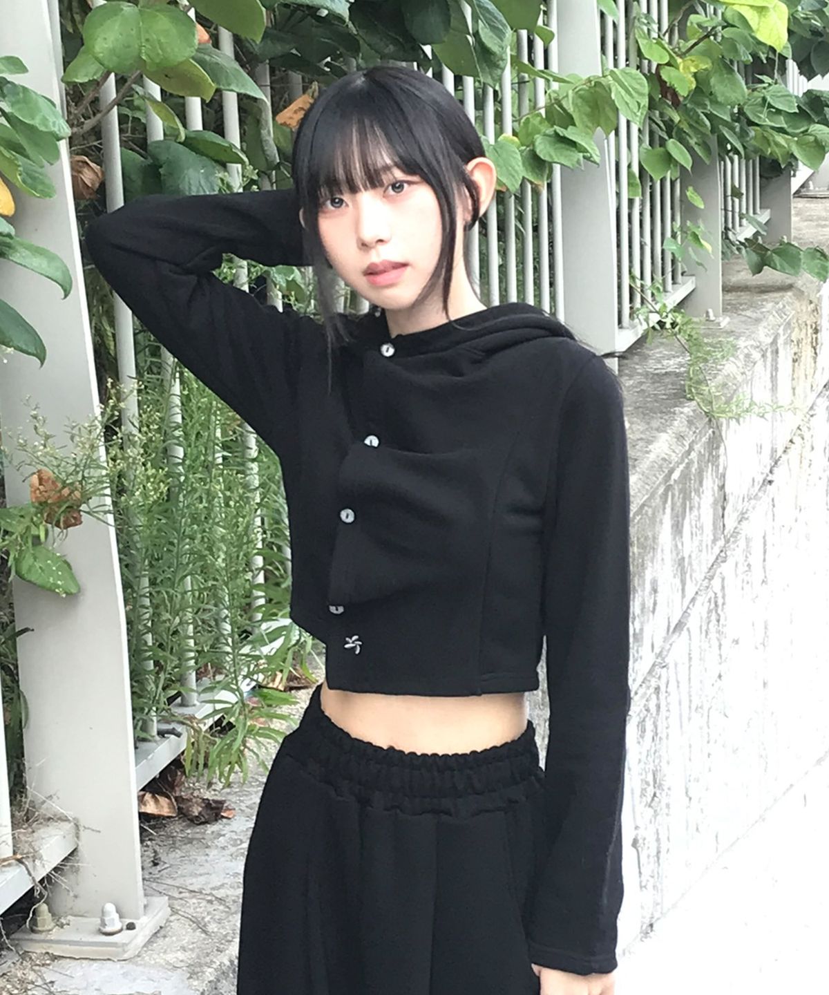 슬릭글로우(SLEEKGLOW) 스몰 로고 사이드 버튼 셔링 후드 탑[블랙]