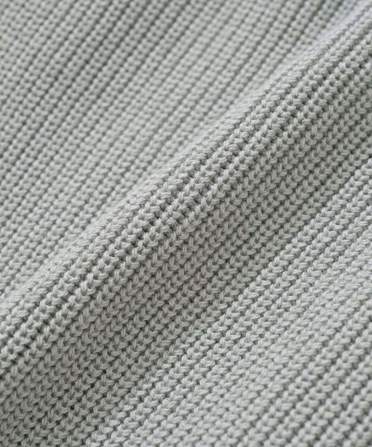 니티드(KNITTED) 코튼 와플 라운드 니트 GREY