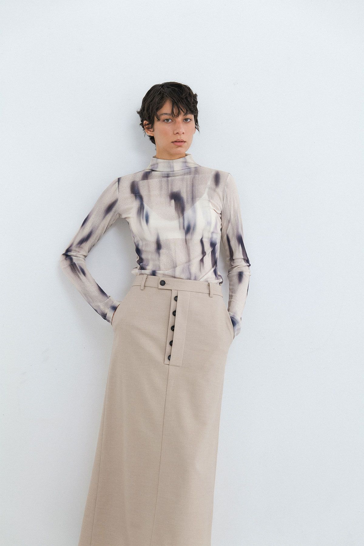 콥키노(KOBKINO) BRUSH PAINT MOCK NECK (BEIGE)