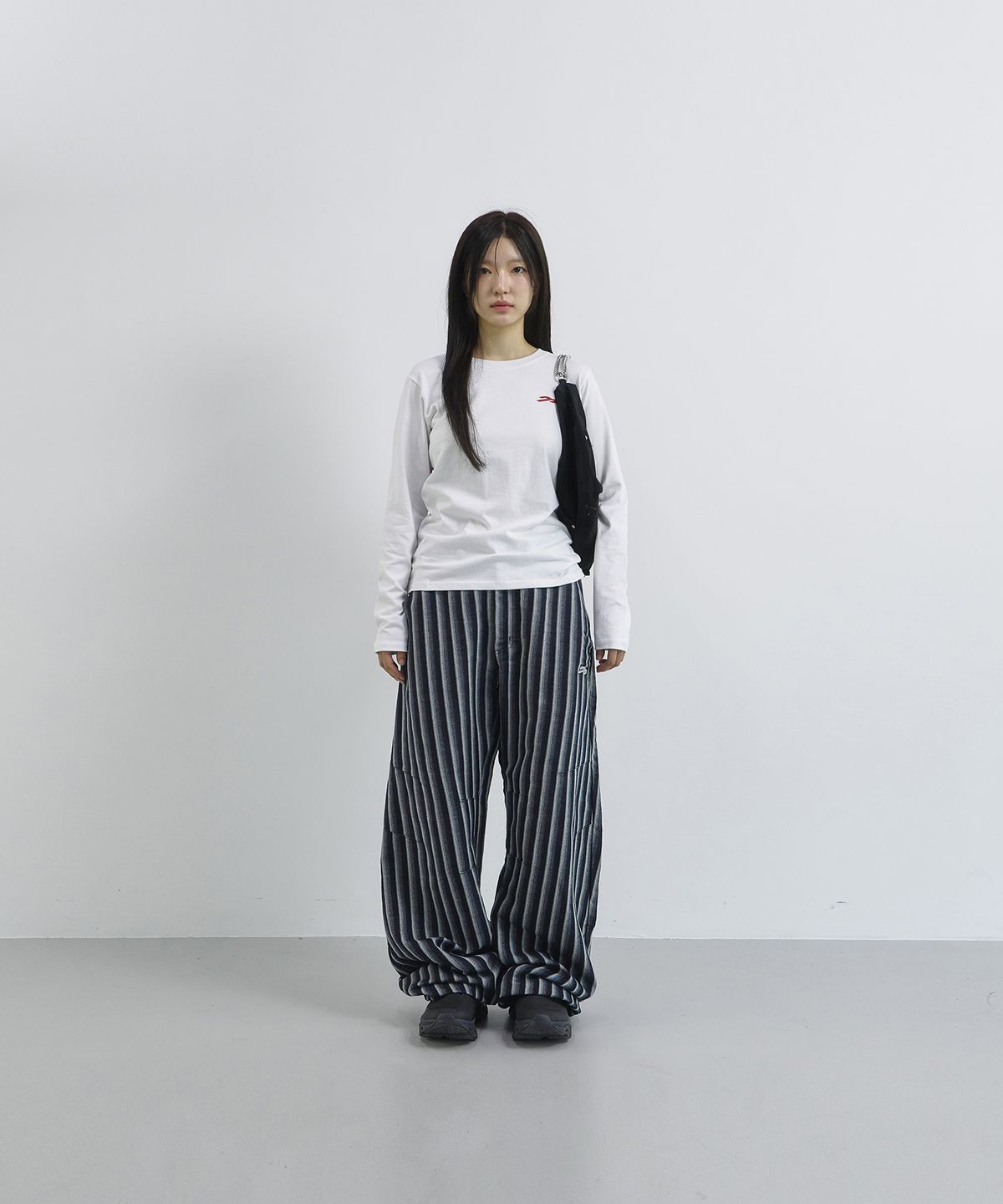탄산마그네슘(TANSANMAGNESIUM) 손뼈 사선 팬츠 (블루)