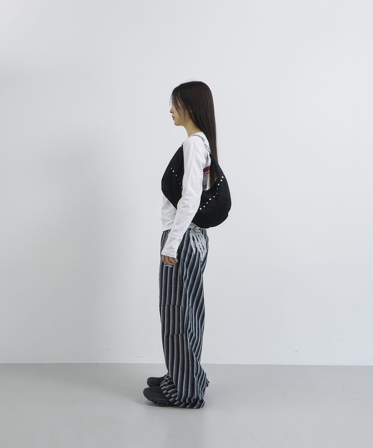 탄산마그네슘(TANSANMAGNESIUM) 손뼈 사선 팬츠 (블루)