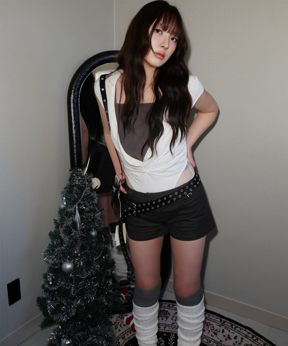 지제뮤지엄(ZIZEMUSEUM) LOW-RISE SHORT PANTS (CHARCOAL)