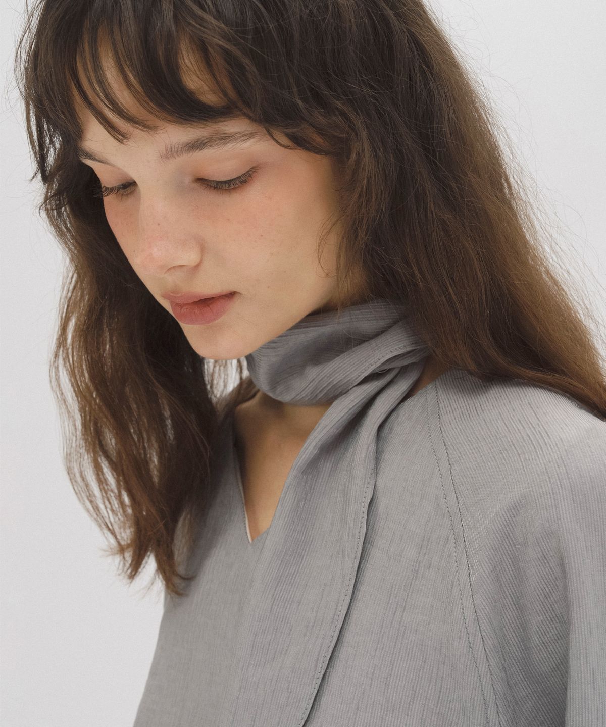 앤니즈(ANDNEEDS) Sasha scarf blouse (gray)