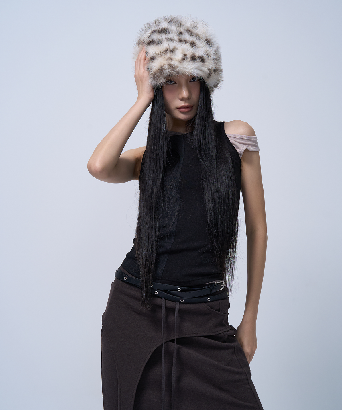 지제뮤지엄(ZIZEMUSEUM) UNBALANCE SLEEVELESS TOP (BLACK)