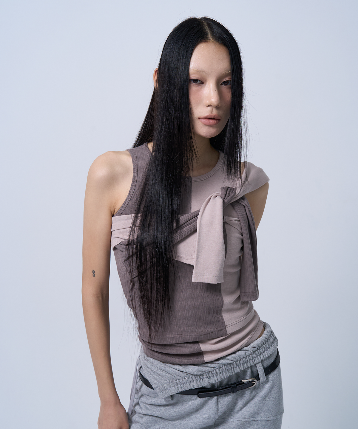 지제뮤지엄(ZIZEMUSEUM) UNBALANCE TUBE TOP (COCOA)