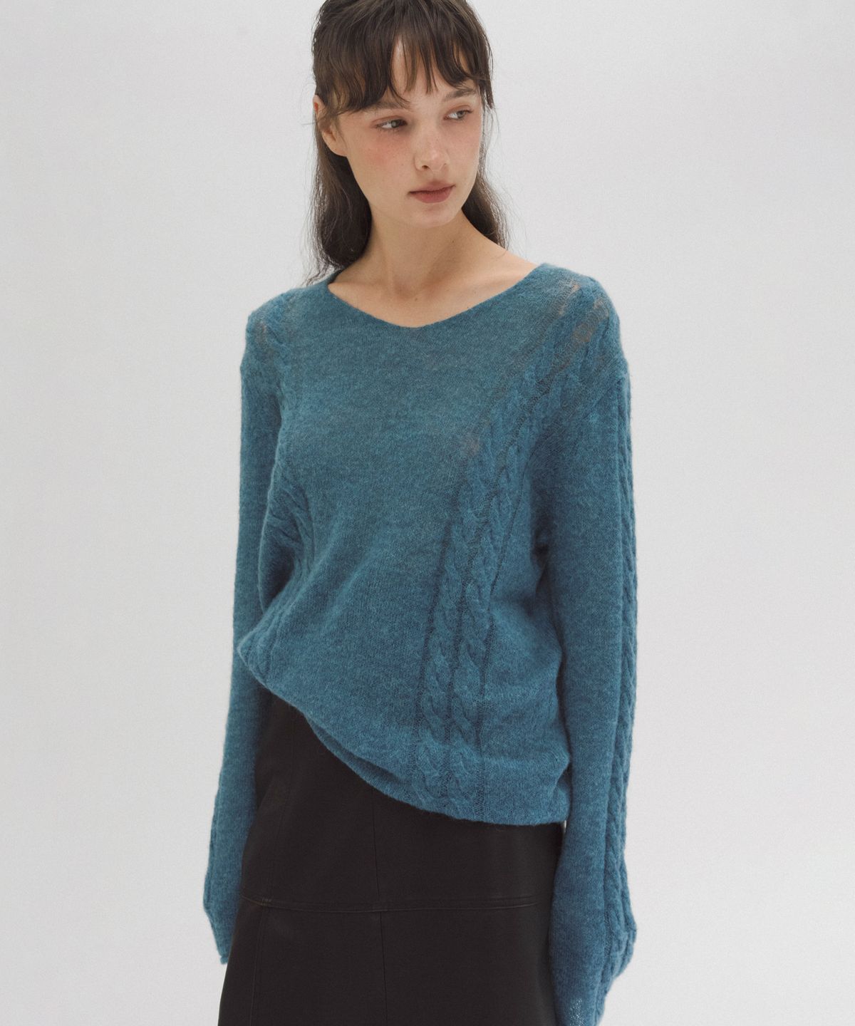 앤니즈(ANDNEEDS) Deep v-neck cable knit (blue)