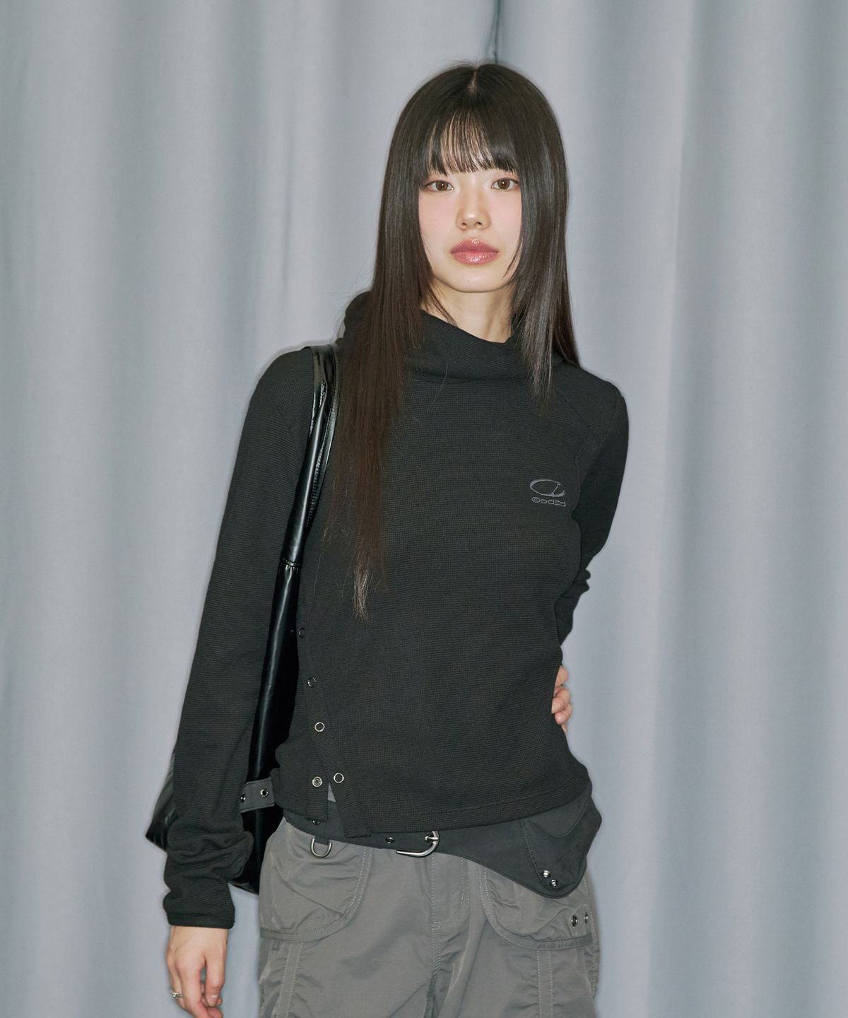 오드스튜디오(ODDSTUDIO) 사이드 스냅 와플 후드 롱슬리브 - BLACK