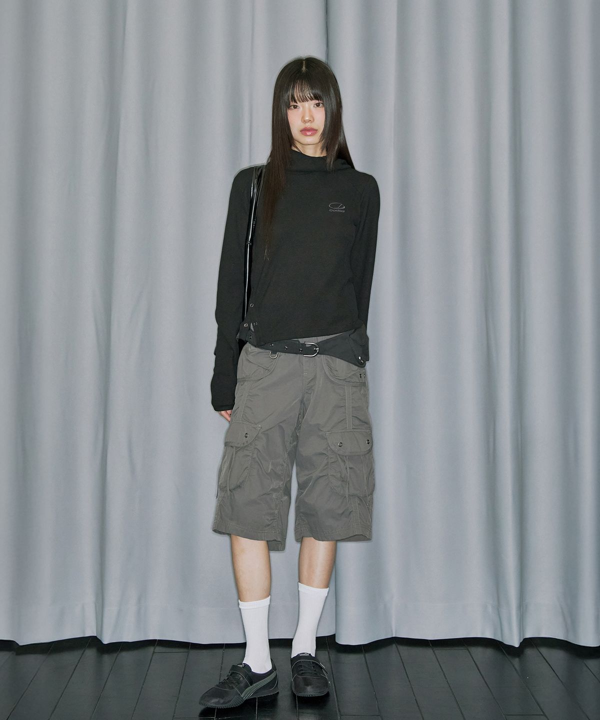 오드스튜디오(ODDSTUDIO) 사이드 스냅 와플 후드 롱슬리브 - BLACK