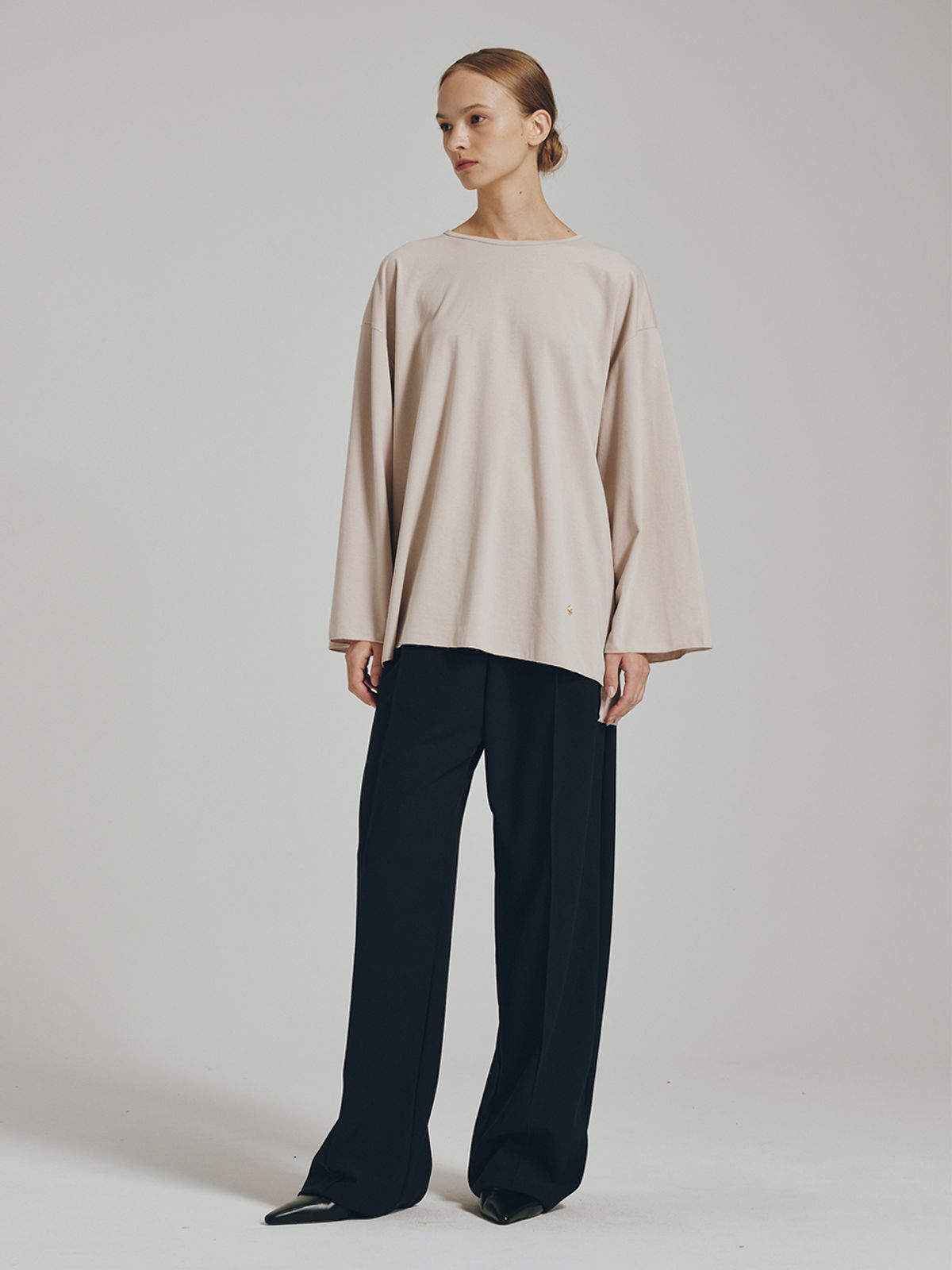 누브(NOUVE) 롱슬리브 오버핏 티셔츠 -  라이트 베이지 / Longsleeve Over Fit T-Shirts - Light Beige
