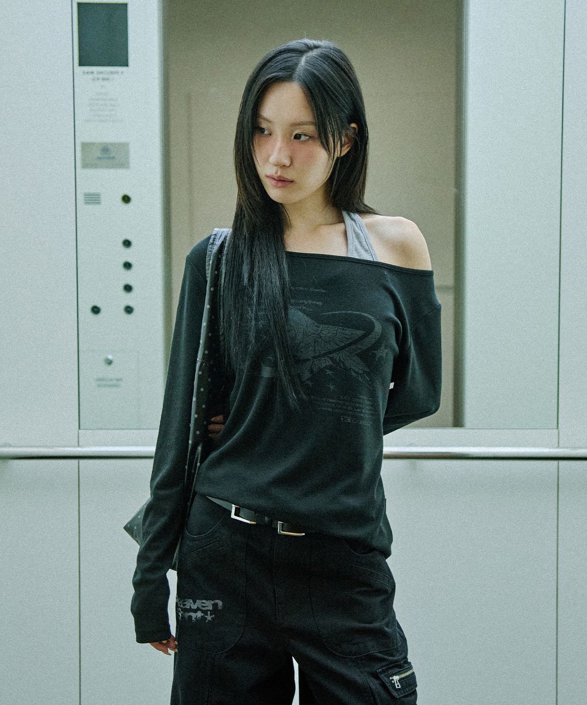 오드스튜디오(ODDSTUDIO) 스타 심볼 루즈핏 보트넥 롱 슬리브 - BLACK